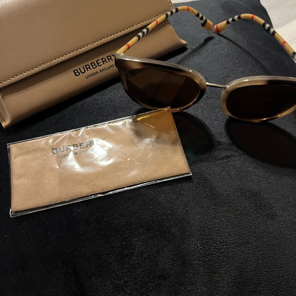 BURBERRY SUNGLASSES (New) - Picture 4 of 7